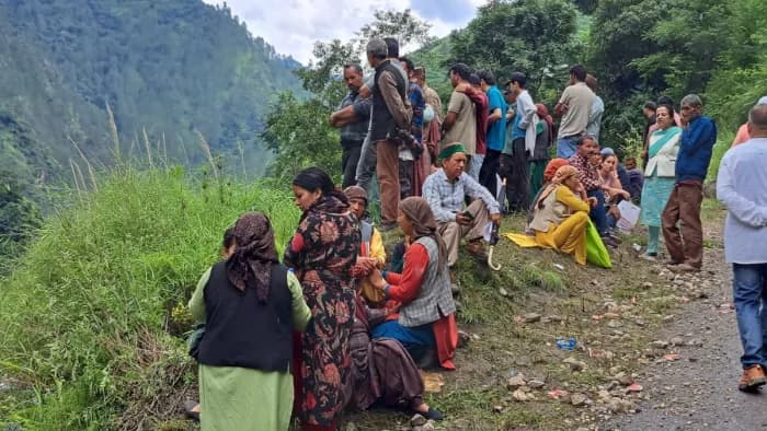 हिमाचल में आई तबाही में कई परिवार बह गए, अपनों के इंतजार में बैठे परिजन