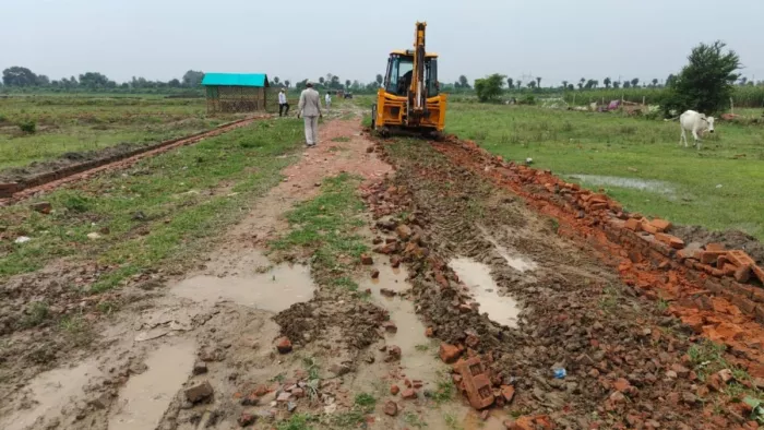 कर 15 बीघा जमीन से निर्माण को ध्वस्त कर दिया। चेतावनी दी है कि यहां दोबारा निर्माण कार्य न कराया जाए