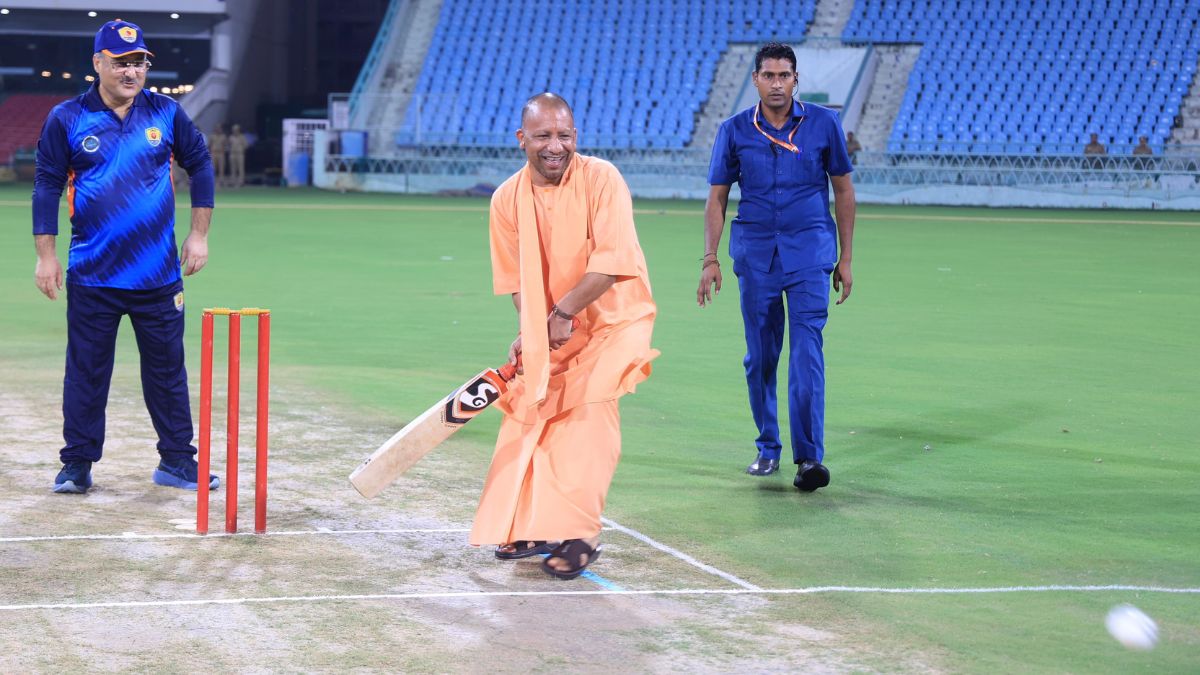   इकाना स्‍टेड‍ियम पहुंचे सीएम योगी ने जब थामा बल्‍ला, लगाए शानदार शॉट्स; देखें PHOTOS