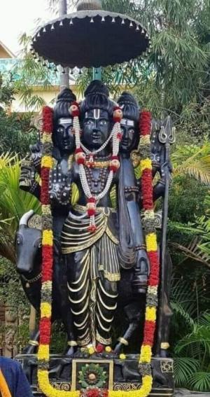 भगवान श्री शनि धाम मुजफ्फरपुर में काला छाता चढ़ाते ही उतर जाती साढ़ेसाती