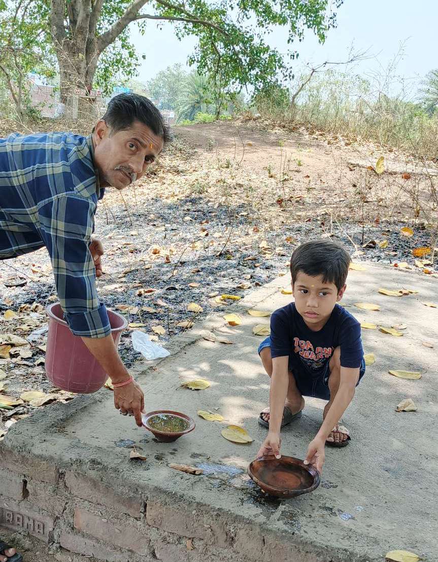 सर्वधर्म सेवा समिति ने प्रतिदिन पक्षियों को 'दाना पानी'' की व्यवस्था करी