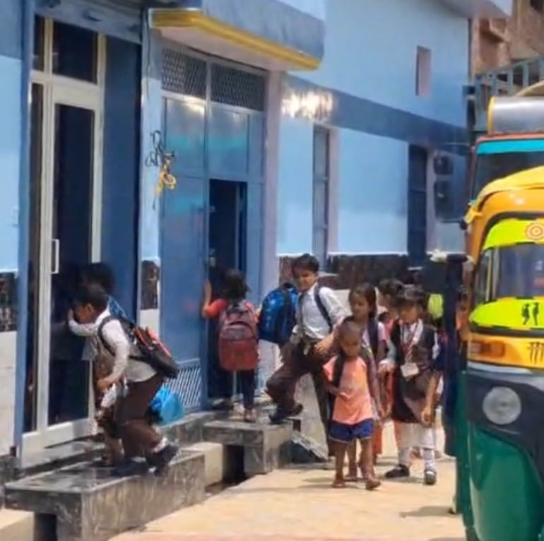 सरकारी आदेश की अनदेखी: कांवड़ यात्रा के चलते घोषित अवकाश के बावजूद खुला हाशमी पब्लिक स्कूल, स्कूल जाते दिखे बच्चे