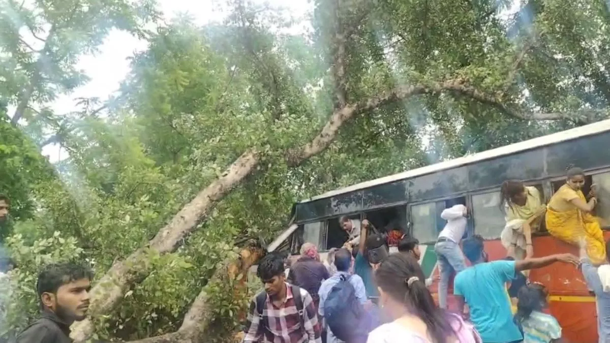 गेट खुल नहीं रहा था, लोगों ने शीशा तोड़ने की कोशिश की... चश्मदीद ने बताया भीषण हादसे की आंखोंदेखी