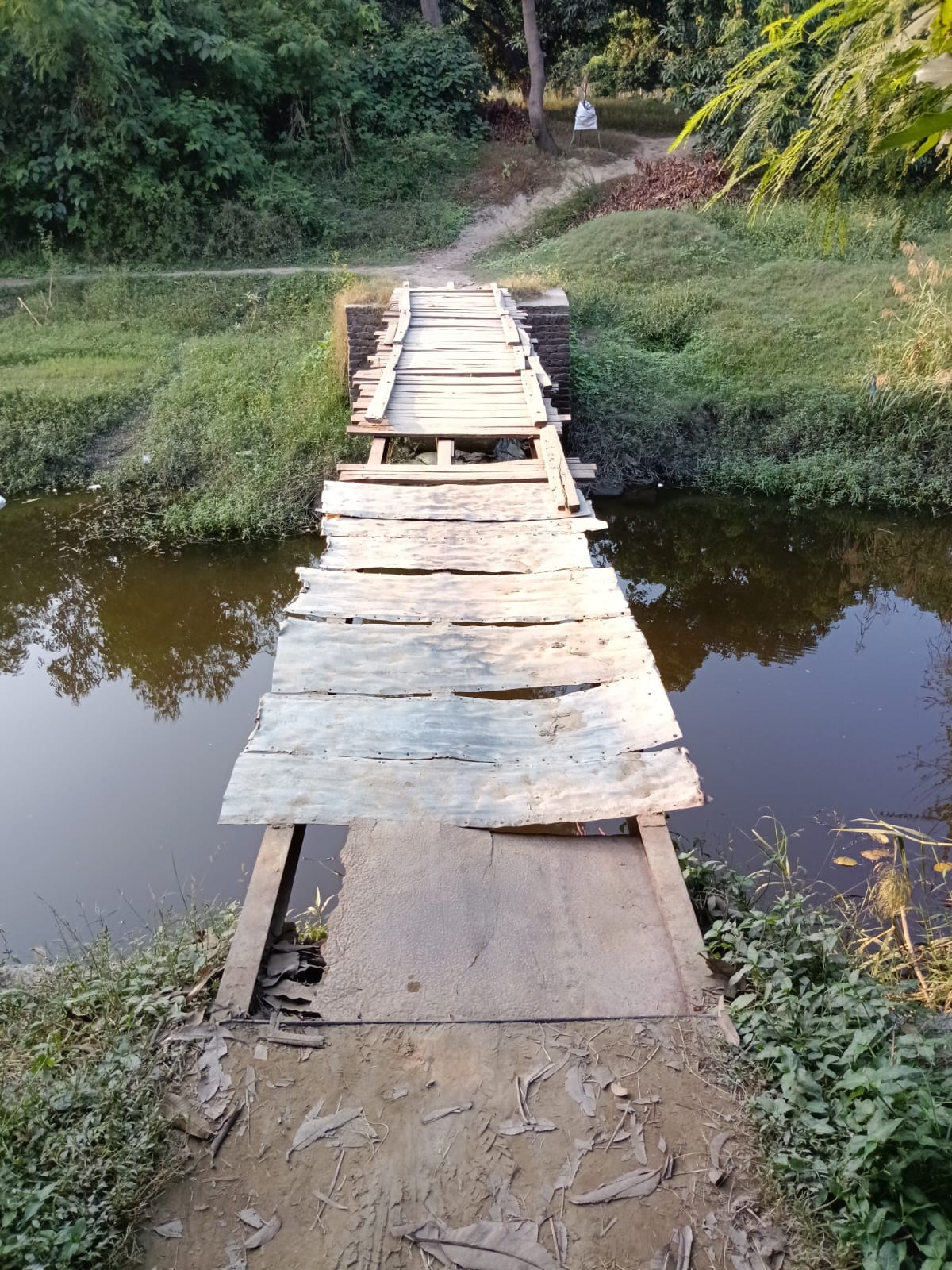 जगदीशपुर गांव में कुल्ली नदी पर बना पटरी पुल टूटा, ग्रामीणों ने सांसद विधायक को लिखा पत्र    