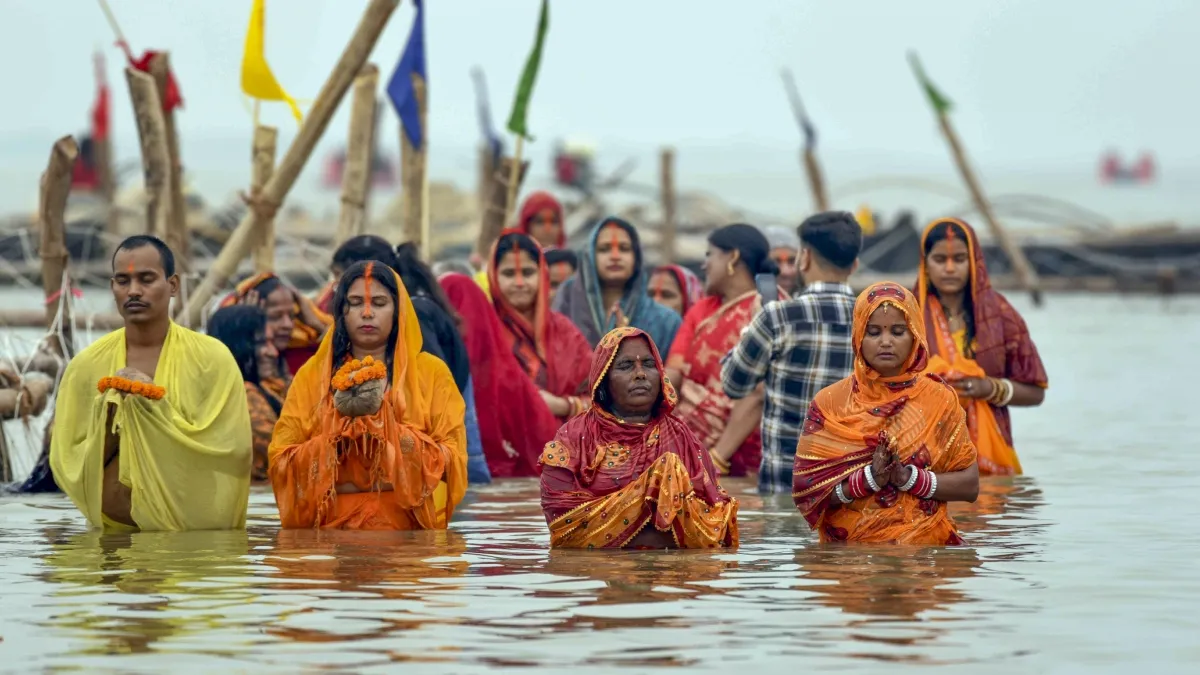  Chhath Puja 2025: छठ व्रतियों को अब उदीयमान सूर्य का इंतजार, बादल-धूप के बीच अस्ताचलगामी भास्कर को दिया अर्घ्य