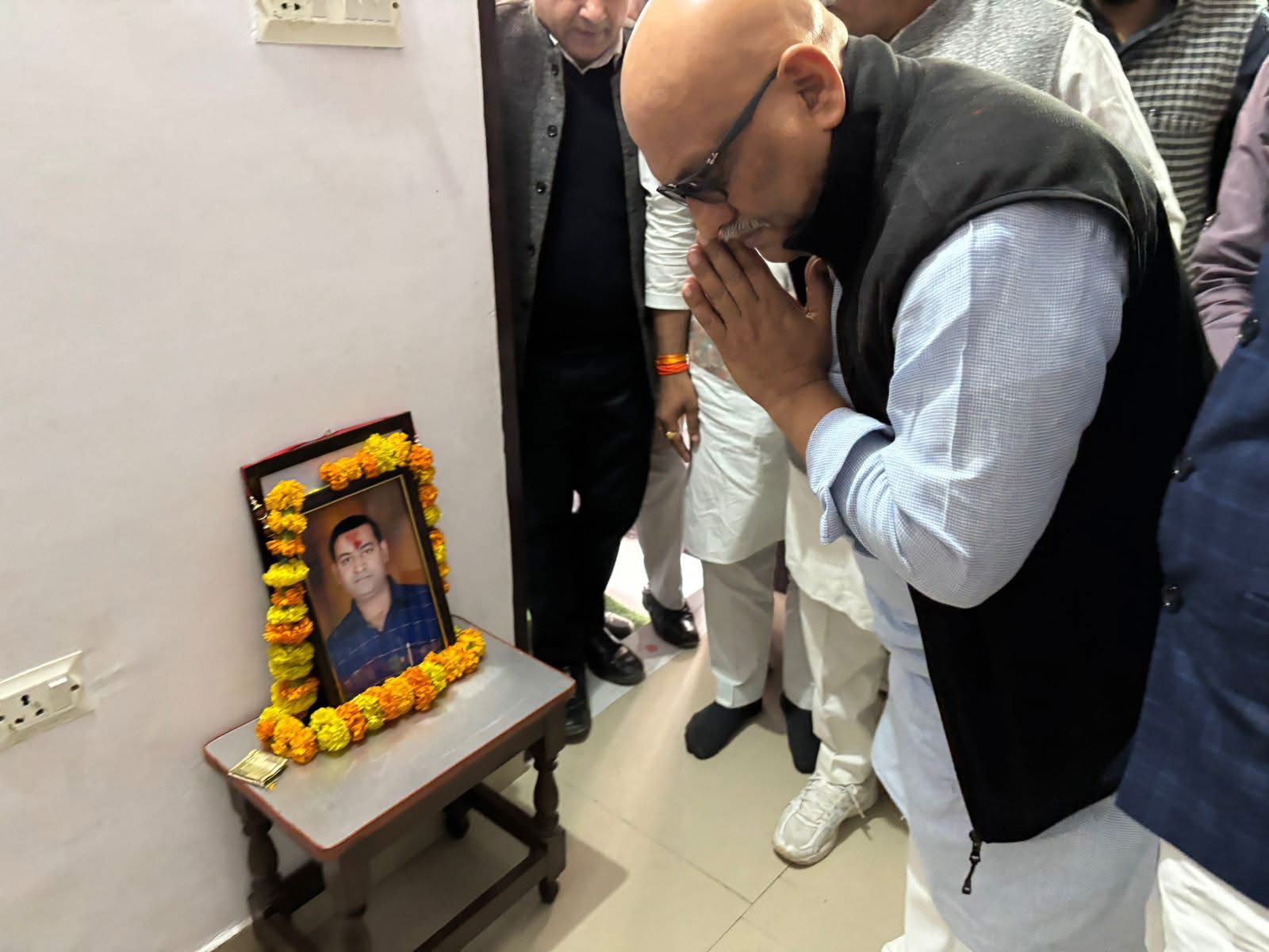 कांग्रेस प्रदेश अध्यक्ष अजय राय बीएलओ सर्वेश कुमार गंगवार के निवास पहुंचे, परिवार को गहरी संवेदनाएं व्यक्त की ढांढस बंधाया 