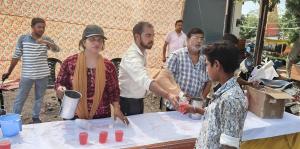 सुफल वेलफेयर सोसायटी तृतीय बड़े मंगल के उपलक्ष में शरबत वितरण कार्यक्रम 