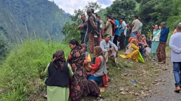 हिमाचल में आई तबाही में कई परिवार बह गए, अपनों के इंतजार में बैठे परिजन