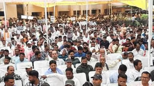 बिजली विभाग प्रदर्शन: निजीकरण के विरोध में बिजली कर्मचारियों का विरोध प्रदर्शन, सड़कों पर उतरे, कामकाज ठप