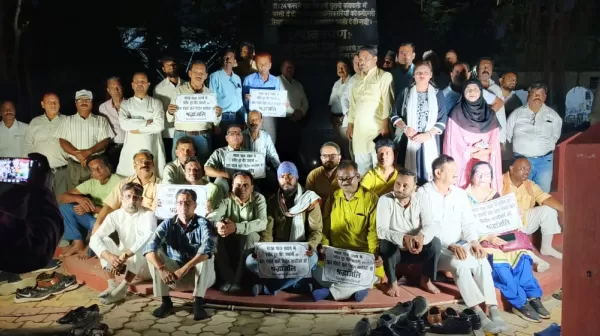 जिला एवं महानगर कांग्रेस कमेटी ने आज शहीद पार्क पर शहीद हुए जवानों को दीप प्रज्वलित कर श्रद्धांजलि अर्पित की