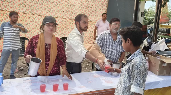 सुफल वेलफेयर सोसायटी तृतीय बड़े मंगल के उपलक्ष में शरबत वितरण कार्यक्रम 