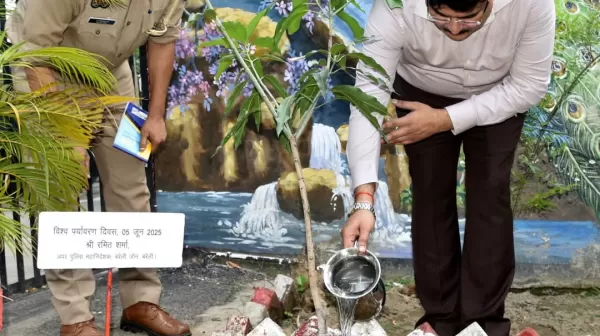 विश्व पर्यावरण दिवस:अपर पुलिस महानिदेशक रमित शर्मा बरेली जोन कार्यालय परिसर मे वृक्षारोपण