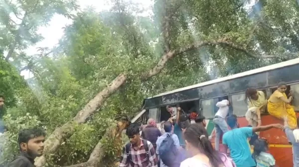 गेट खुल नहीं रहा था, लोगों ने शीशा तोड़ने की कोशिश की... चश्मदीद ने बताया भीषण हादसे की आंखोंदेखी