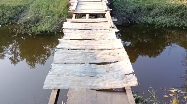 जगदीशपुर गांव में कुल्ली नदी पर बना पटरी पुल टूटा, ग्रामीणों ने सांसद विधायक को लिखा पत्र    