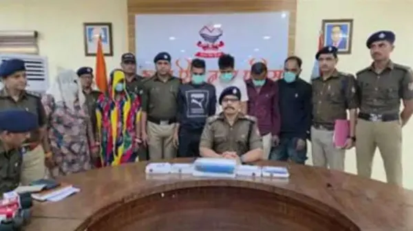 ऊधमसिंह नगर: हनीट्रैप गैंग का पर्दाफाश दो महिलाओं समेत छह आरोपी गिरफ्तार, लूटी गई कार और नगदी बरामद