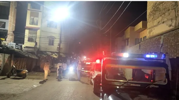 आजमनगर कबूतर चौक में अतिक्रमण से लगा जाम, पुलिस से भिड़े दुकानदार, कई थानों की फोर्स तैनात